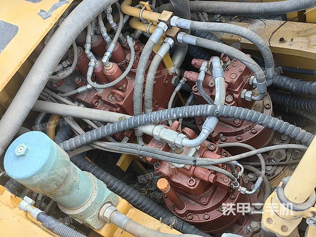 回转马达和主控阀(整机外观) 回转马达和主控阀(整机外观)