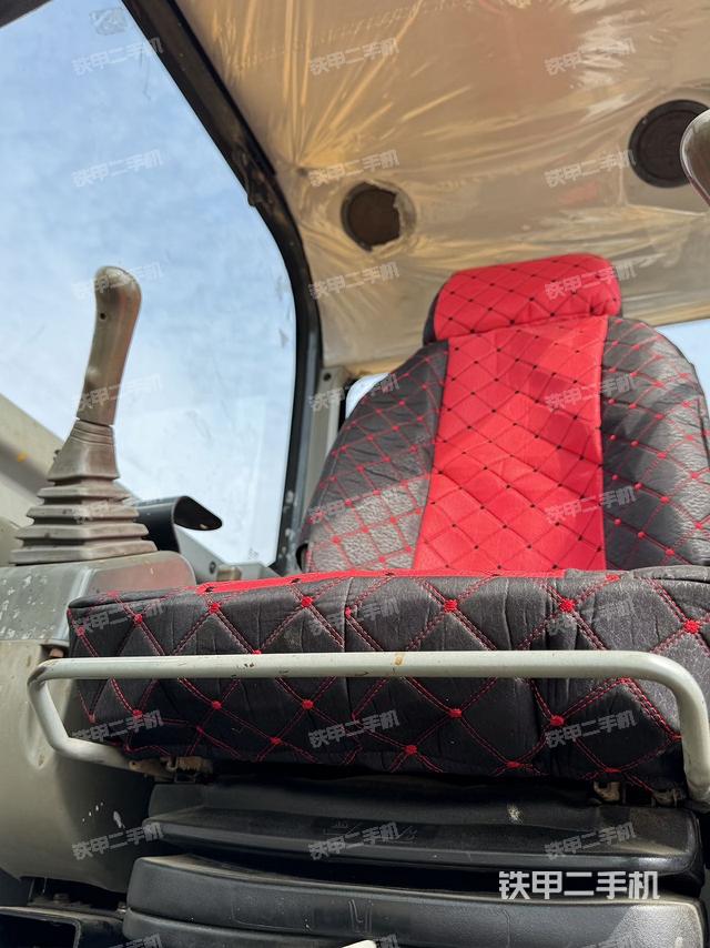 駕駛室頂部(整機(jī)外觀) 駕駛室頂部(整機(jī)外觀)