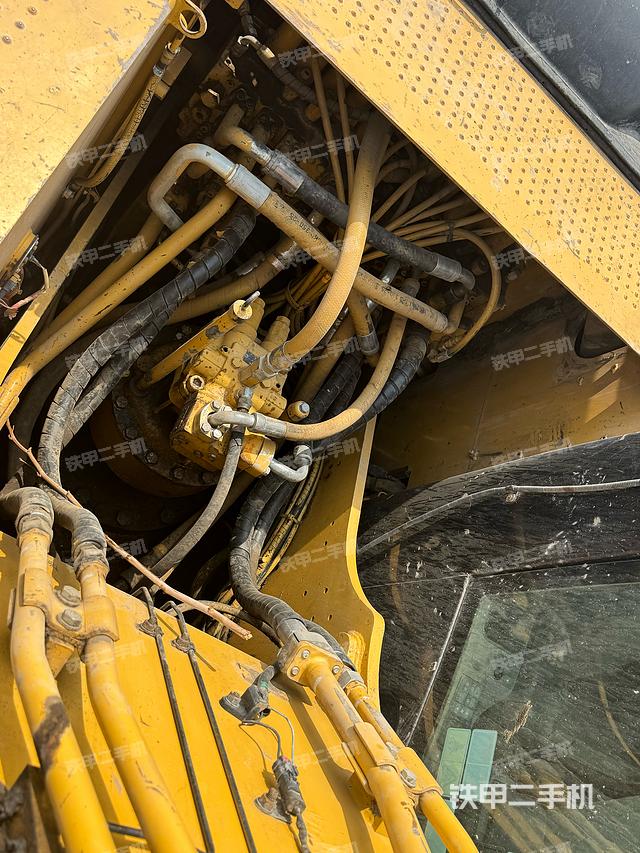 回转马达和主控阀(整机外观) 回转马达和主控阀(整机外观)