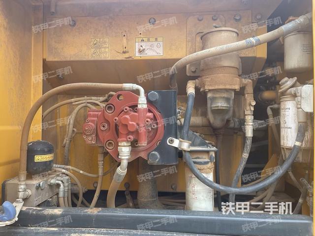 液压泵舱室正面整体（整机外观）