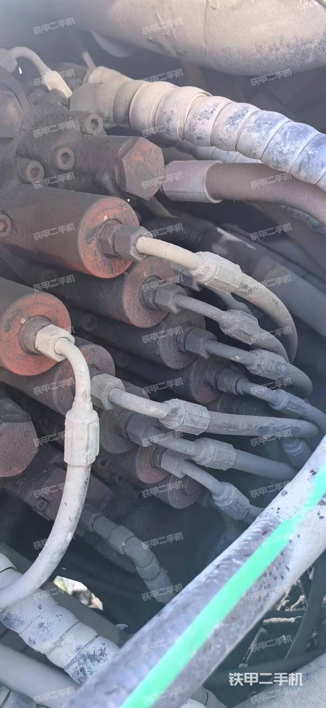 回轉(zhuǎn)馬達(dá)和主控閥（整機(jī)外觀）