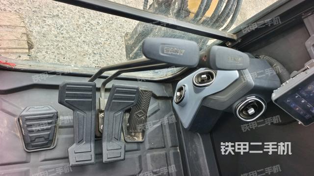 行走控制手柄和踏板 俯拍(驾驶室部分) 行走控制手柄和踏板 俯拍(驾驶室部分)