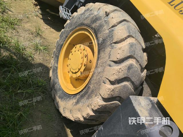 后輪右側(cè)全景（壓路機前后車架）