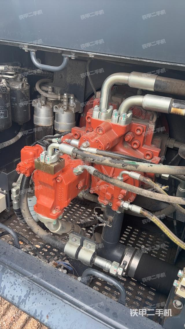 液壓泵艙室正面整體（整機外觀）