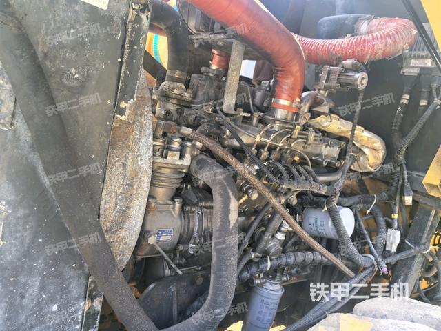 發(fā)動機右側(cè)全景（壓路機發(fā)動機艙）