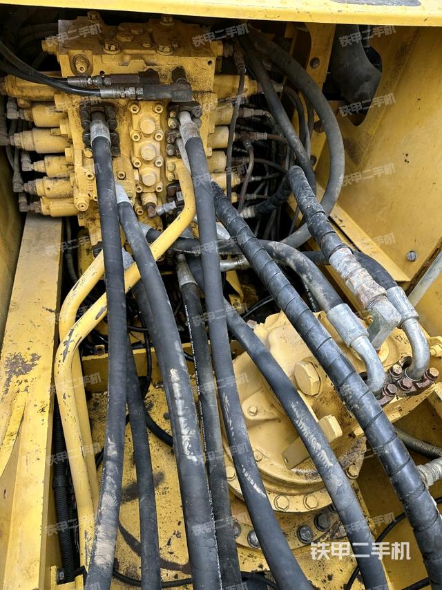 回转马达和主控阀（整机外观）