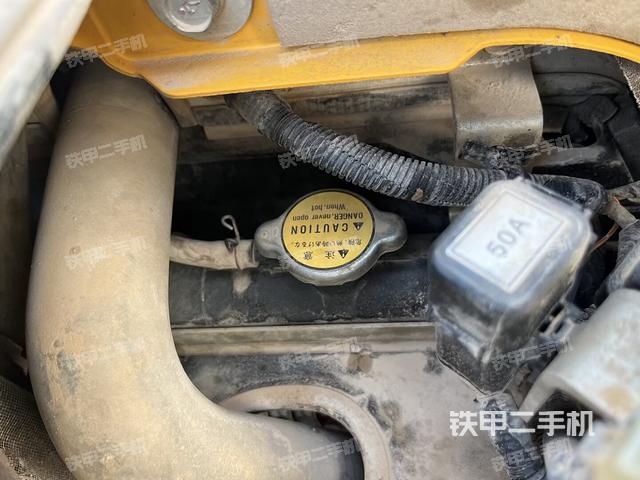 回转马达和主控阀(整机外观) 回转马达和主控阀(整机外观)