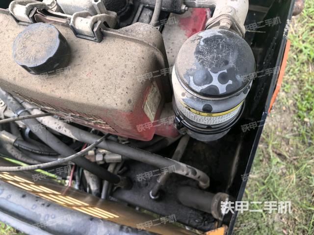 发动机舱液压泵全景(压路机发动机舱) 发动机舱液压泵全景(压路机发动机舱)