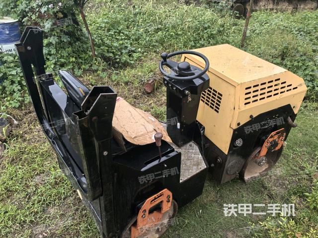 右后45°(压路机整机外观) 右后45°(压路机整机外观)