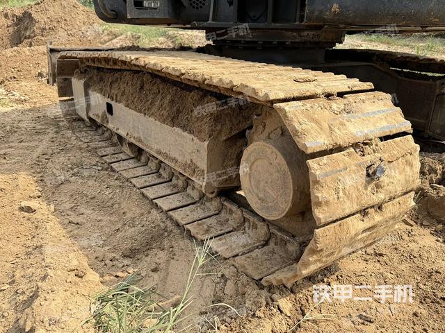 單側(cè)履帶整體(整機(jī)外觀) 單側(cè)履帶整體(整機(jī)外觀)