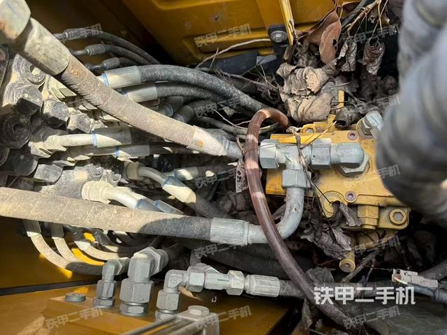 回转马达和主控阀(整机外观) 回转马达和主控阀(整机外观)