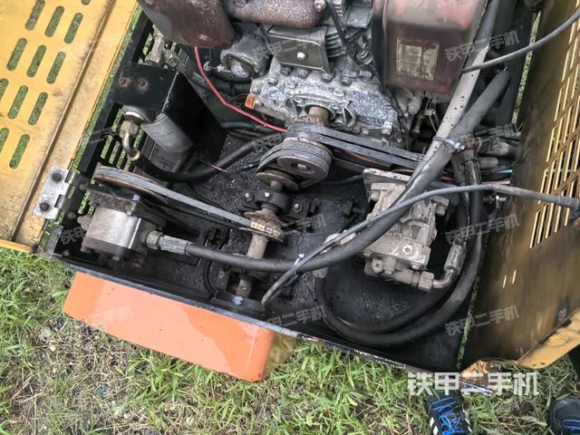 发动机舱全景(压路机发动机舱) 发动机舱全景(压路机发动机舱)