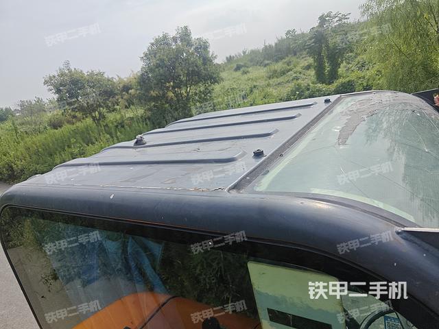 駕駛室頂部(整機(jī)外觀) 駕駛室頂部(整機(jī)外觀)