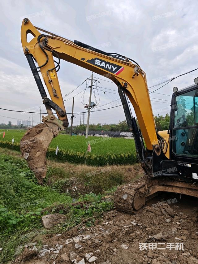 鏟斗右后整體(工作和回轉(zhuǎn)裝置) 鏟斗右后整體(工作和回轉(zhuǎn)裝置)