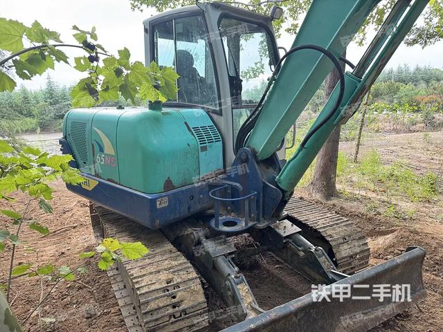 駕駛室整體(整機外觀) 駕駛室整體(整機外觀)