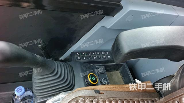 座椅右侧控制台/钥匙门/油门/含右手柄(驾驶室部分) 座椅右侧控制台/钥匙门/油门/含右手柄(驾驶室部分)