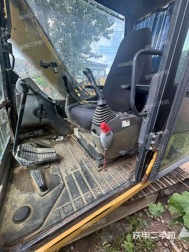 駕駛室整體(整機外觀) 駕駛室整體(整機外觀)