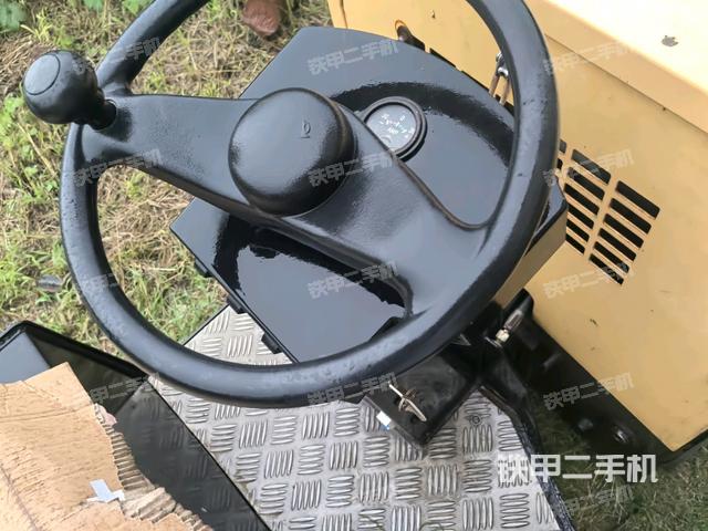 驾驶室侧向上照全景(压路机驾驶室) 驾驶室侧向上照全景(压路机驾驶室)