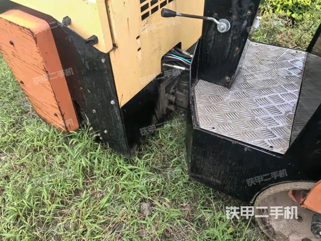 后轮右侧全景(压路机前后车架) 后轮右侧全景(压路机前后车架)