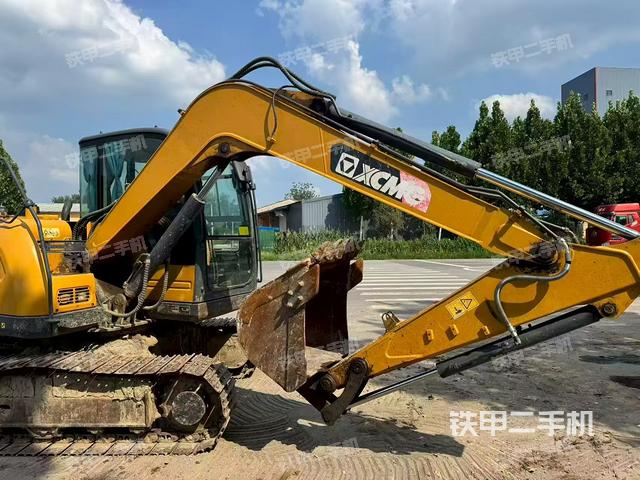 驾驶室顶部(整机外观) 驾驶室顶部(整机外观)