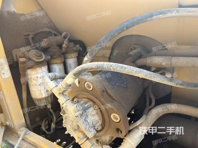 液压泵舱室正面整体(整机外观) 液压泵舱室正面整体(整机外观)