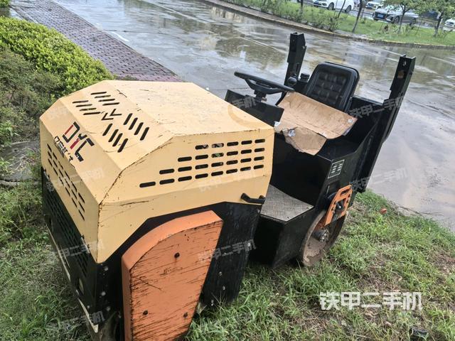 鸿达建工YZC12压路机