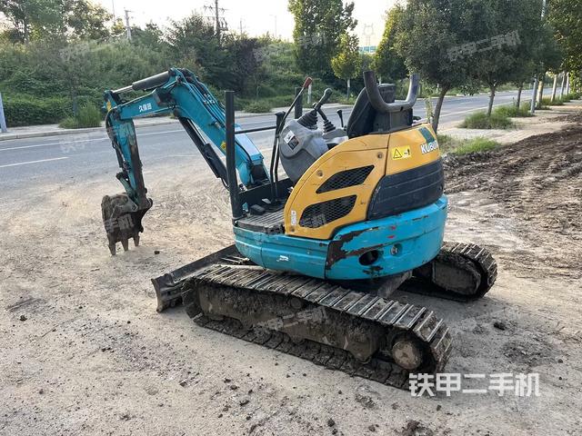 驾驶室顶部(整机外观) 驾驶室顶部(整机外观)