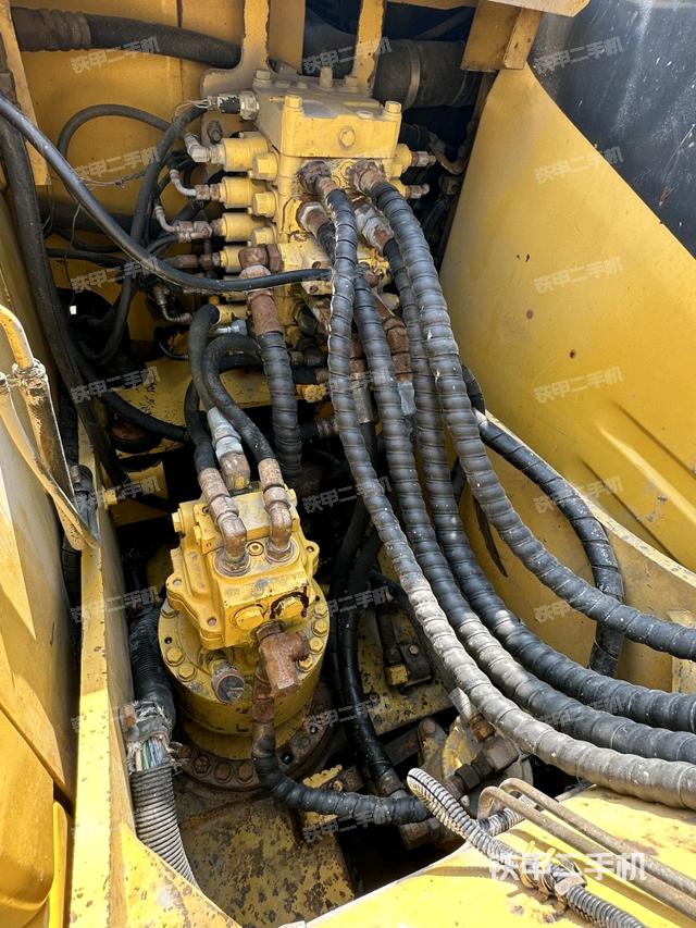 回转马达和主控阀（整机外观）