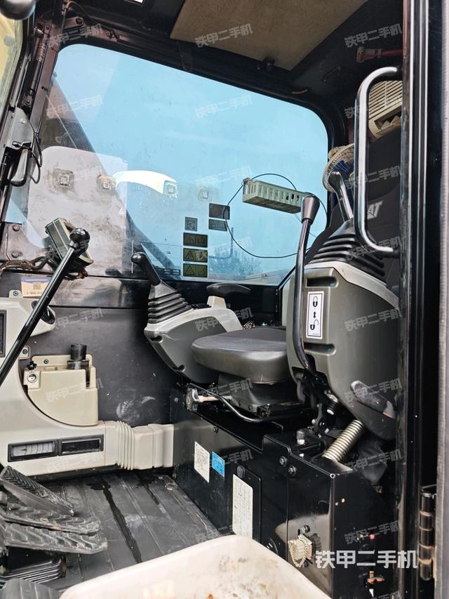 座椅右側(cè)控制臺(tái)/鑰匙門(mén)/油門(mén)/含右手柄(駕駛室部分) 座椅右側(cè)控制臺(tái)/鑰匙門(mén)/油門(mén)/含右手柄(駕駛室部分)