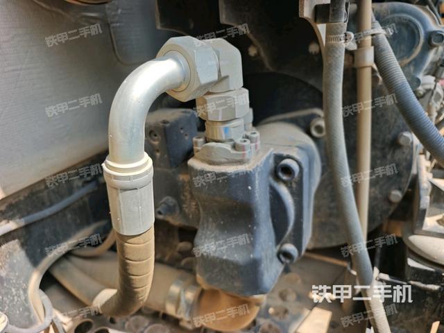 液压泵舱室正面整体（整机外观）