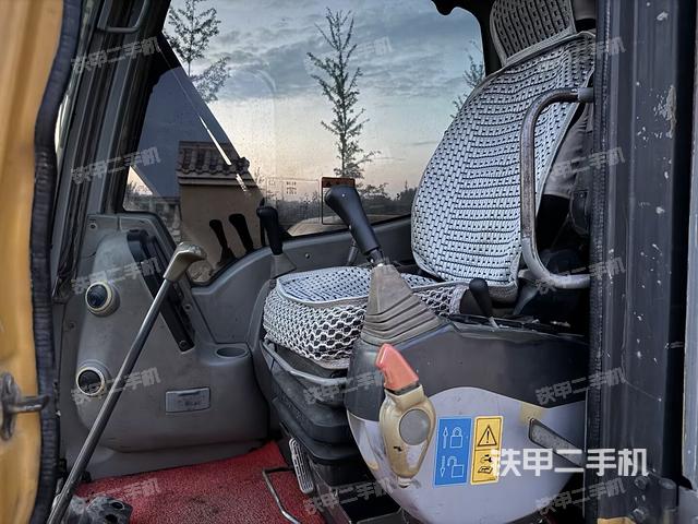 驾驶室整体(整机外观) 驾驶室整体(整机外观)