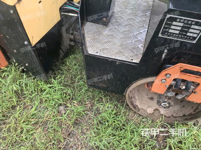 后轮左侧全景(压路机前后车架) 后轮左侧全景(压路机前后车架)