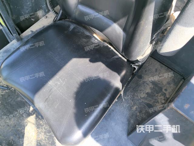 駕駛室頂蓬內(nèi)（壓路機駕駛室）