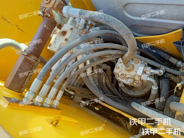 回转马达和主控阀(整机外观) 回转马达和主控阀(整机外观)