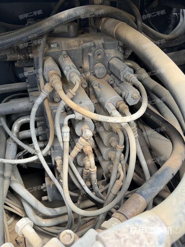 回转马达和主控阀(整机外观) 回转马达和主控阀(整机外观)