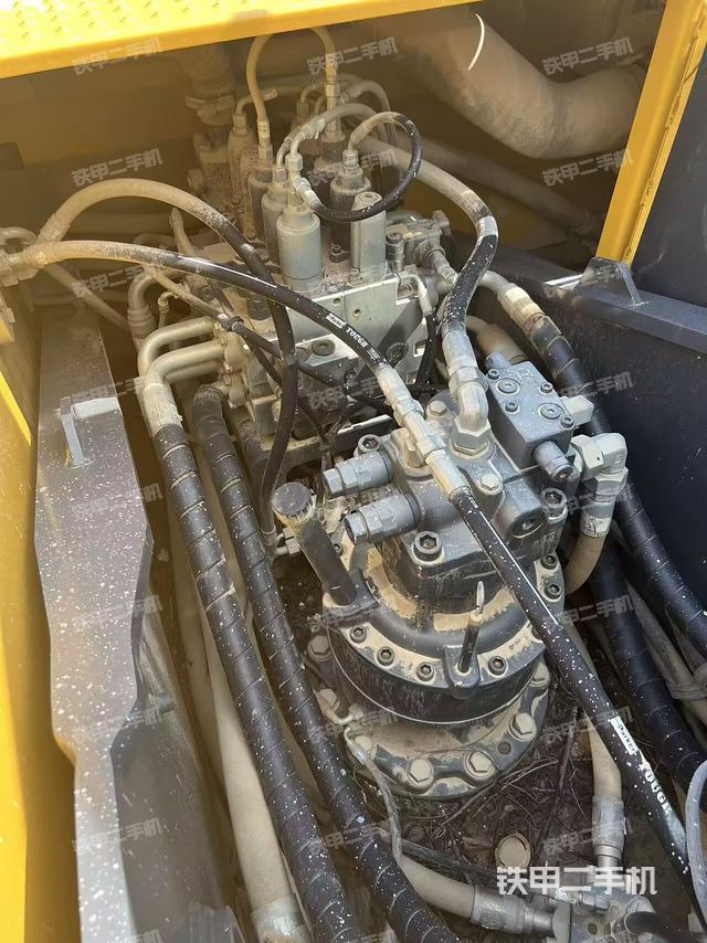 回转马达和主控阀(整机外观) 回转马达和主控阀(整机外观)