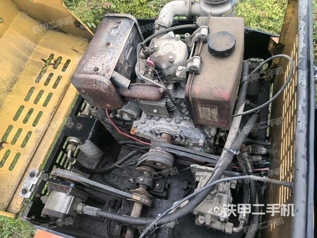 发动机左侧全景(压路机发动机舱) 发动机左侧全景(压路机发动机舱)