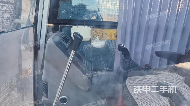 駕駛室操作臺(設(shè)備外觀及核心部件) 駕駛室操作臺(設(shè)備外觀及核心部件)