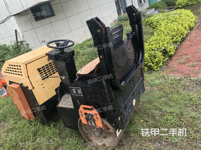 左后45°(压路机整机外观) 左后45°(压路机整机外观)