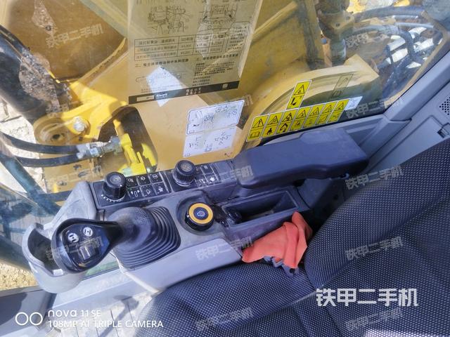 座椅左側(cè)控制臺/音響/含左手柄(駕駛室部分) 座椅左側(cè)控制臺/音響/含左手柄(駕駛室部分)