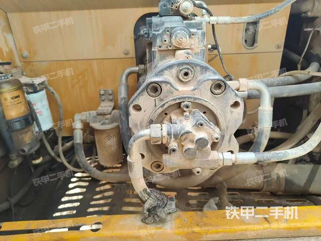 液压泵舱室正面整体(整机外观) 液压泵舱室正面整体(整机外观)