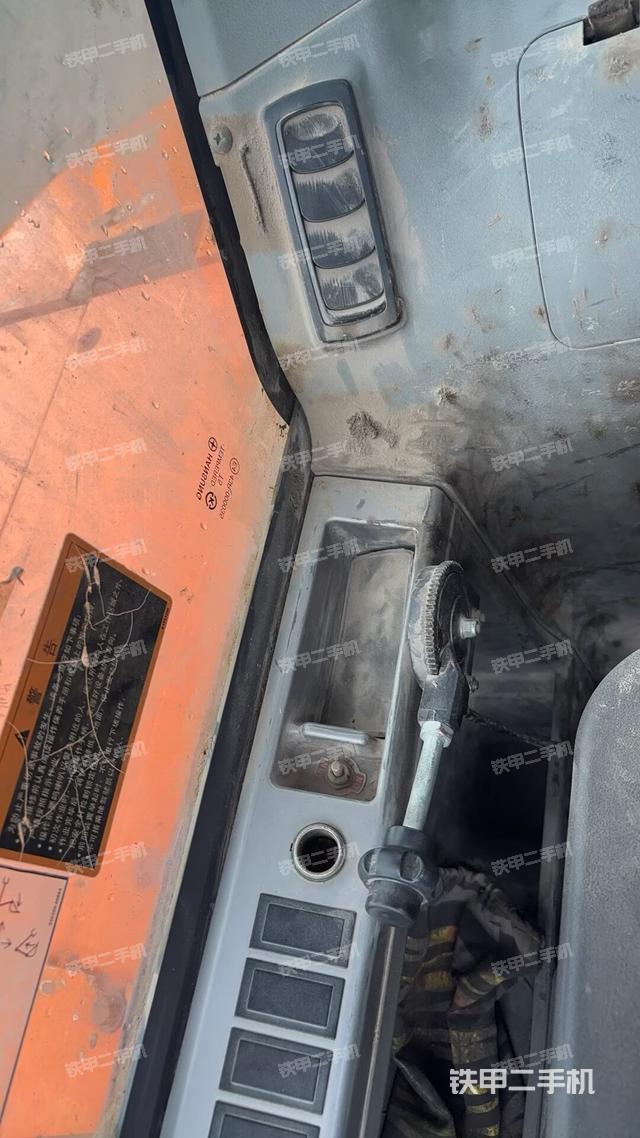 座椅右側(cè)控制臺(tái)/鑰匙門(mén)/油門(mén)/含右手柄(駕駛室部分) 座椅右側(cè)控制臺(tái)/鑰匙門(mén)/油門(mén)/含右手柄(駕駛室部分)