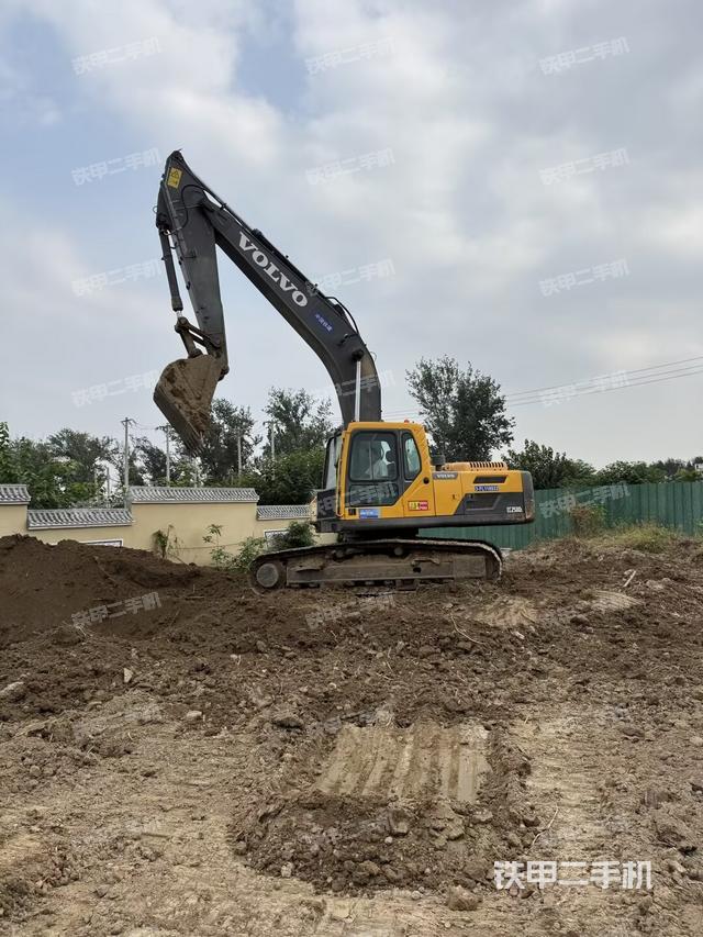 駕駛室頂部(整機(jī)外觀) 駕駛室頂部(整機(jī)外觀)