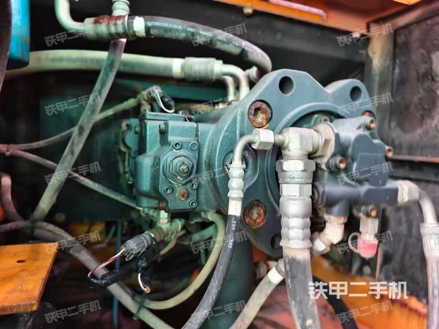 液壓泵艙室正面整體(整機外觀) 液壓泵艙室正面整體(整機外觀)