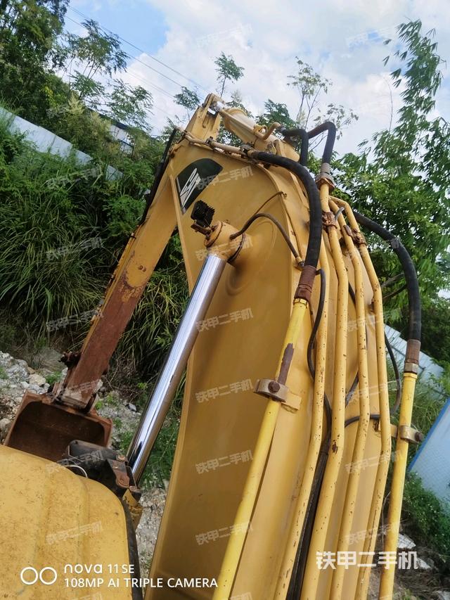 大臂背部俯視(工作和回轉(zhuǎn)裝置) 大臂背部俯視(工作和回轉(zhuǎn)裝置)