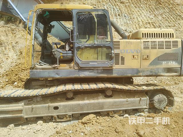 驾驶室顶部(整机外观) 驾驶室顶部(整机外观)