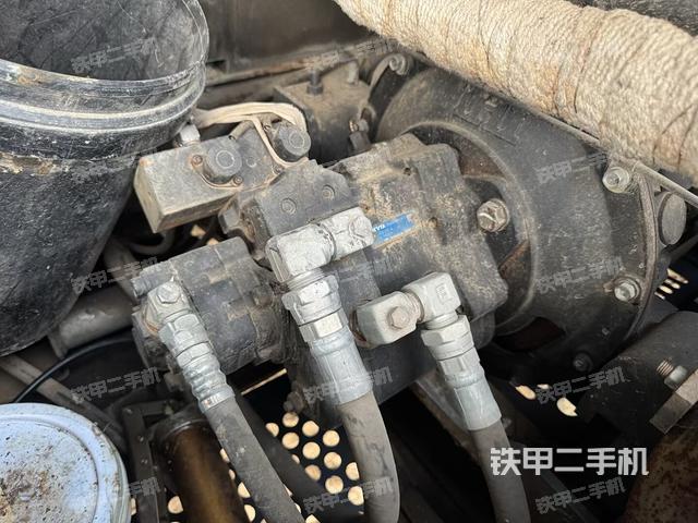 液壓泵艙室正面整體(整機外觀) 液壓泵艙室正面整體(整機外觀)