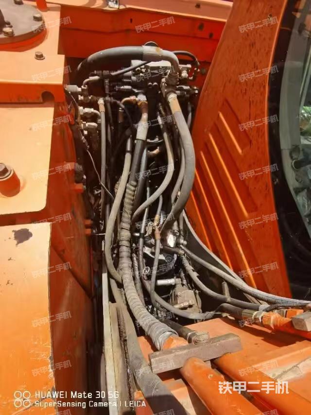 回转马达和主控阀(整机外观) 回转马达和主控阀(整机外观)