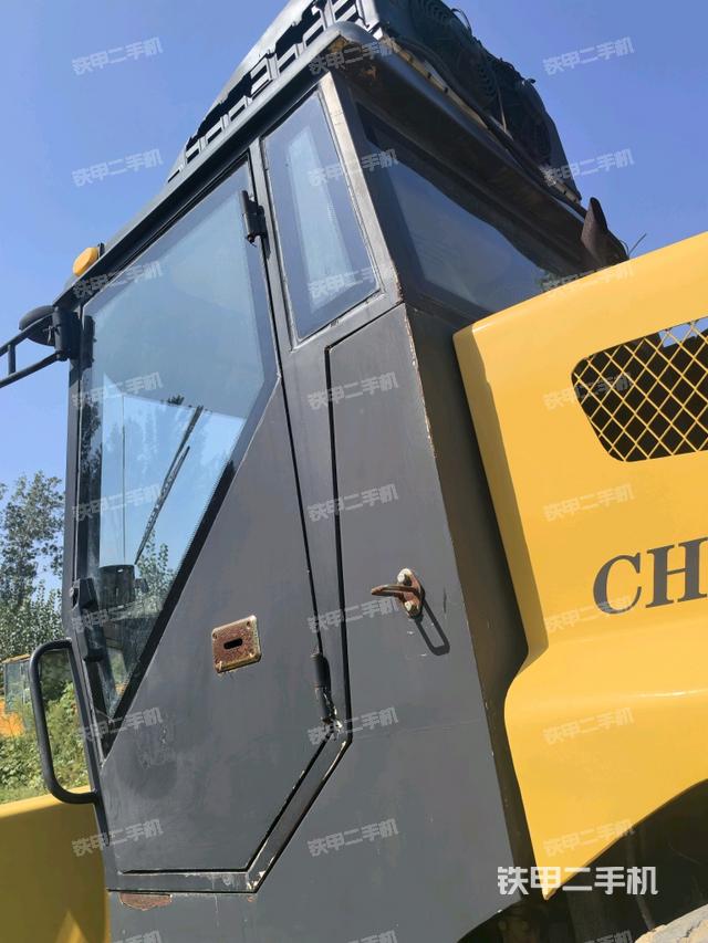 右側(cè)正面照（壓路機駕駛室）