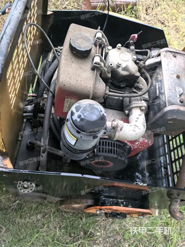 散热器全景(压路机发动机舱) 散热器全景(压路机发动机舱)